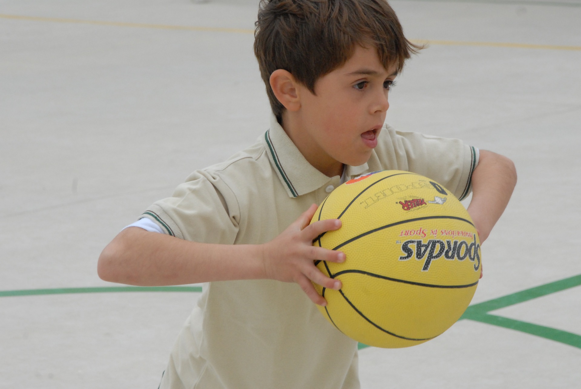 Niño baloncesto